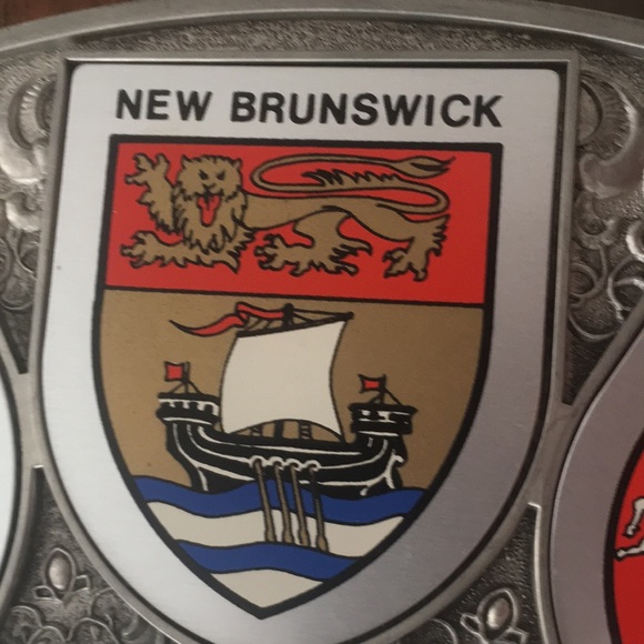 Vintage Collector's Plate Of Canada With Flags of The Canadian Provinces - Picture 16 of 17